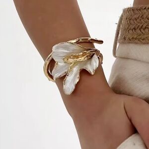 Vintage Calla Lily Flower Cuff Bracelet. Holiday Gift 💝 Unique Floral Bracelet